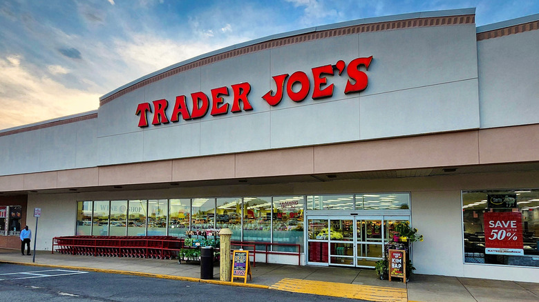 The outside of a suburban Trader Joe's
