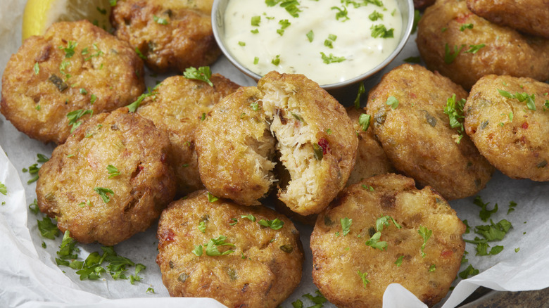 crab cakes with tartar sauce