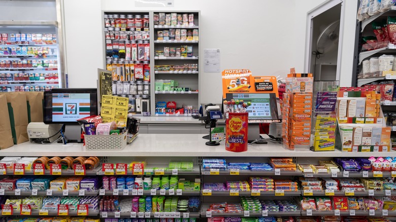 7-Eleven cash register