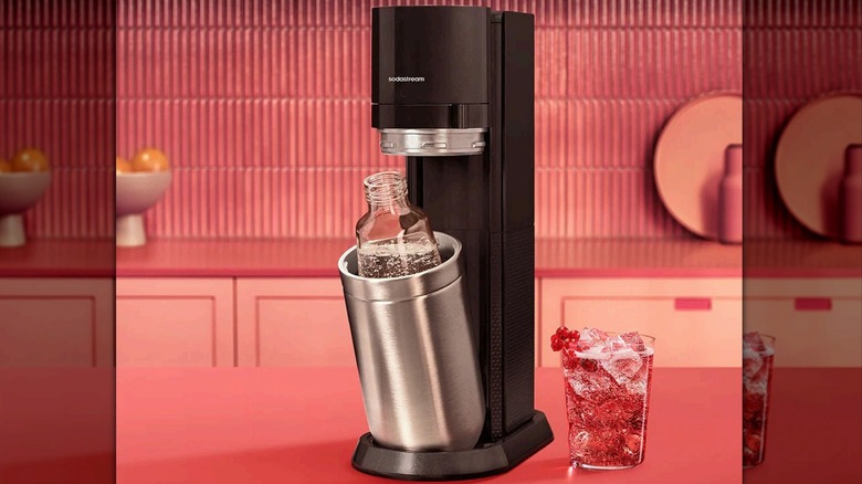 The SodaStream DUO and a carbonated beverage in a pink kitchen