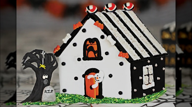 Edible Halloween house from Bakery Bling