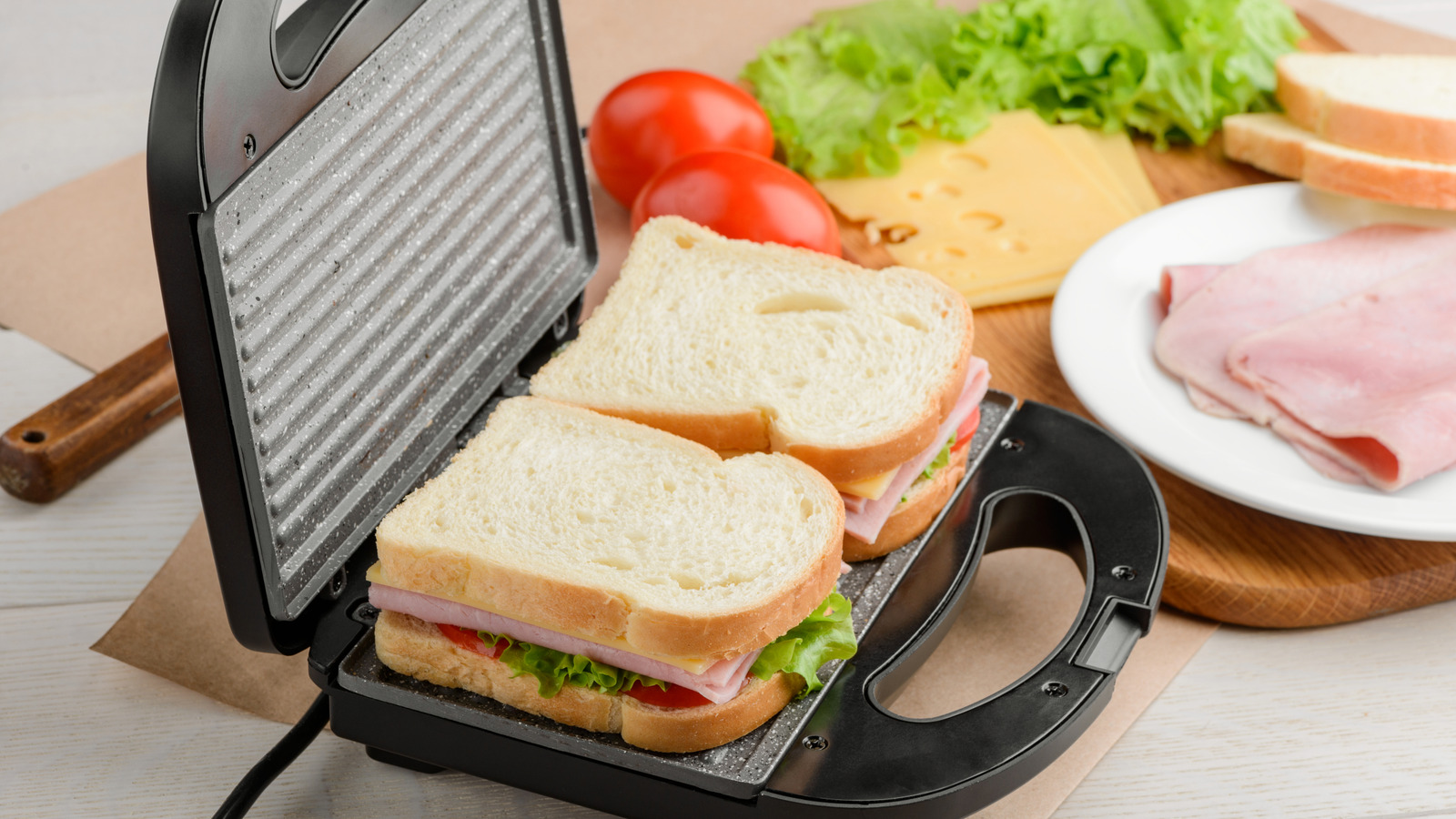 <a href="https://www.foodrepublic.com/1736318/difference-between-sandwich-maker-vs-panini-press/" target="_blank">What’s The Difference Between A Sandwich Maker And A Panini Press?</a>
