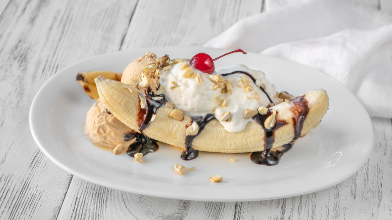 Classic banana split dessert 