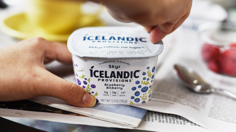 hand opening skyr container
