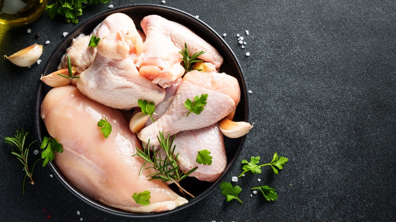 A plate of raw chicken.