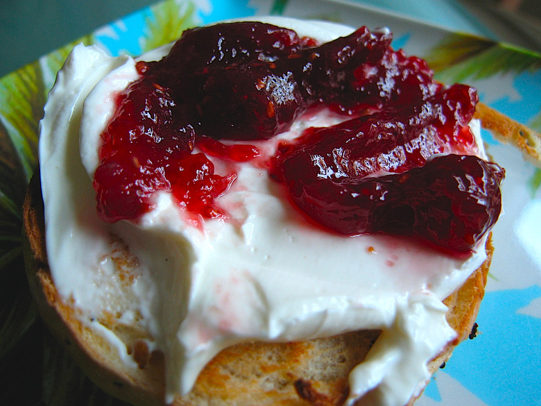 Isn't cuddling afterwards the best part? Cream cheese and jelly seem to think so.