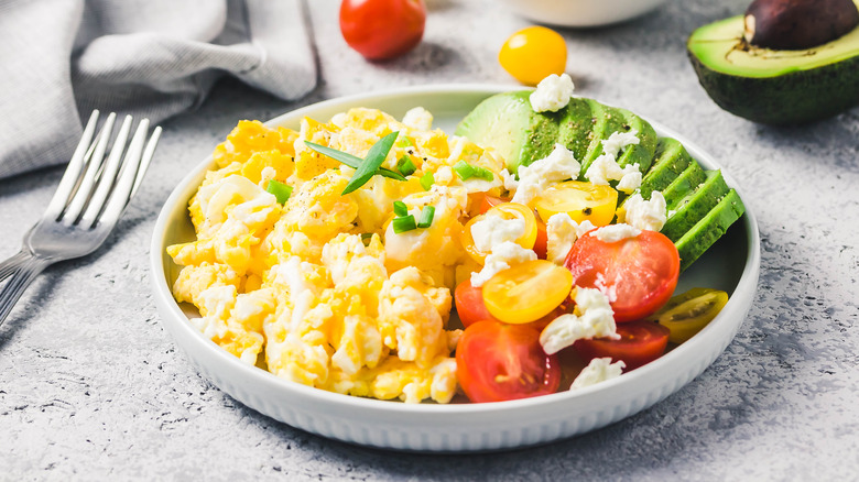 scrambled eggs with feta cheese