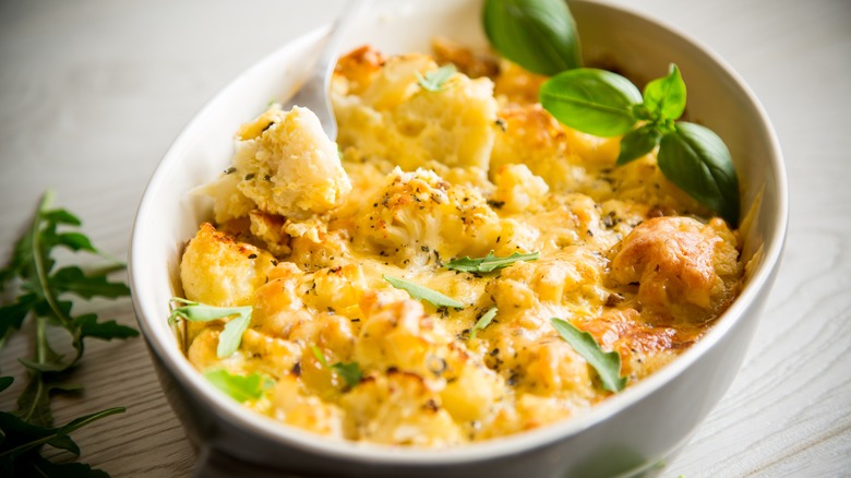 scrambled eggs with cheddar cheese