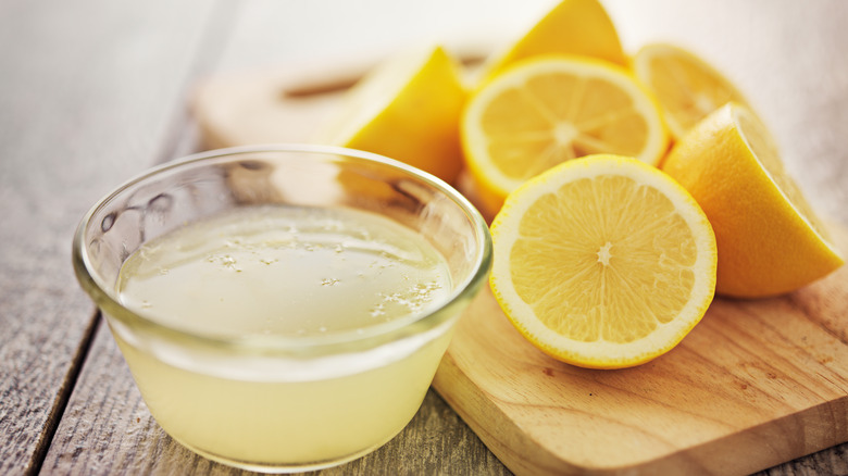 Fresh lemon juice and sliced lemons 