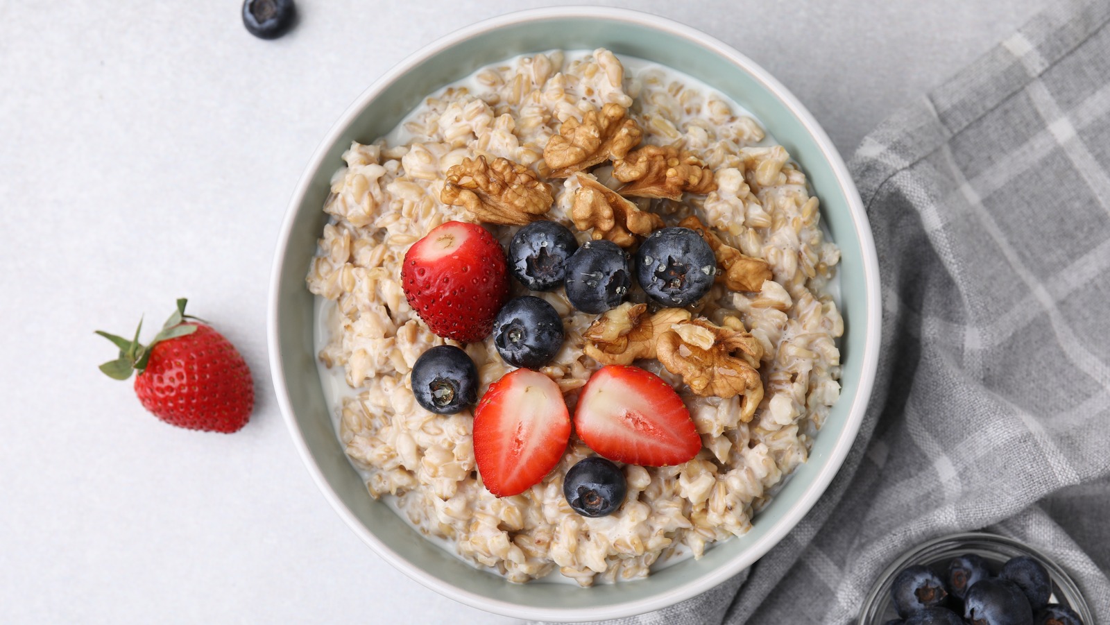 <a href="https://www.foodrepublic.com/1825308/best-time-salt-oatmeal/" target="_blank">When’s The Best Time To Add Salt When Cooking Oatmeal?</a>