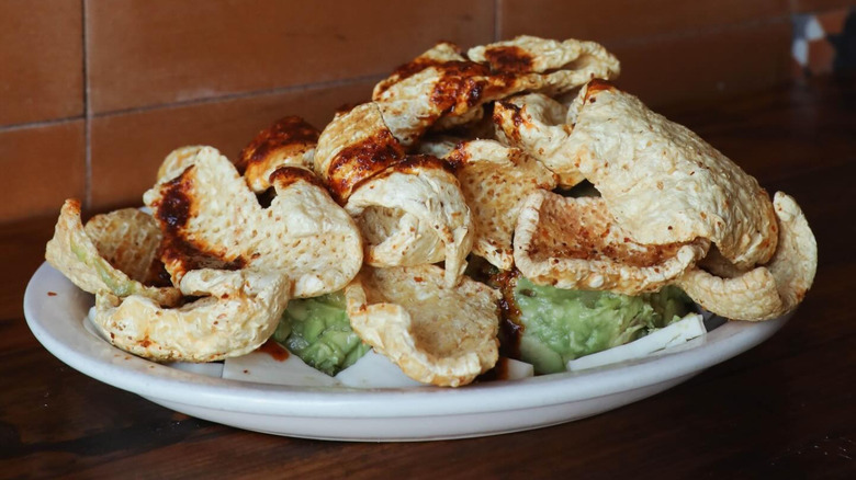 Chicharrones con Cholula served at Las Almas Rotas in Dallas.