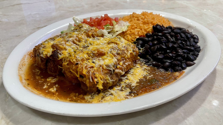 Plate of Los Dos Potrillos chili rellenos smothered with green chili