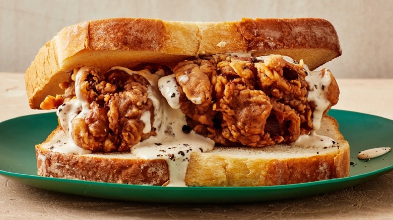 Fried chicken sandwich with white sauce