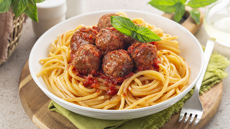 A bowl of spaghetti and meatballs.
