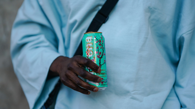 Man holding AriZona iced tea can