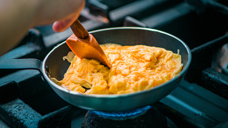 Cooking scrambled eggs in pan
