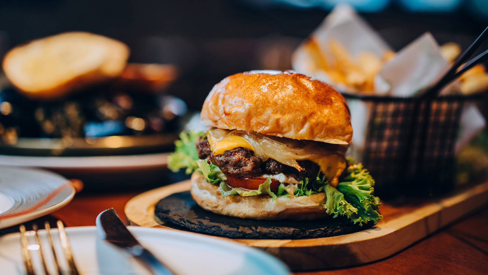 <a href="https://www.foodrepublic.com/1804887/why-restaurant-hamburgers-taste-better/" target="_blank">Why Do Hamburgers Taste Better At Restaurants?</a>