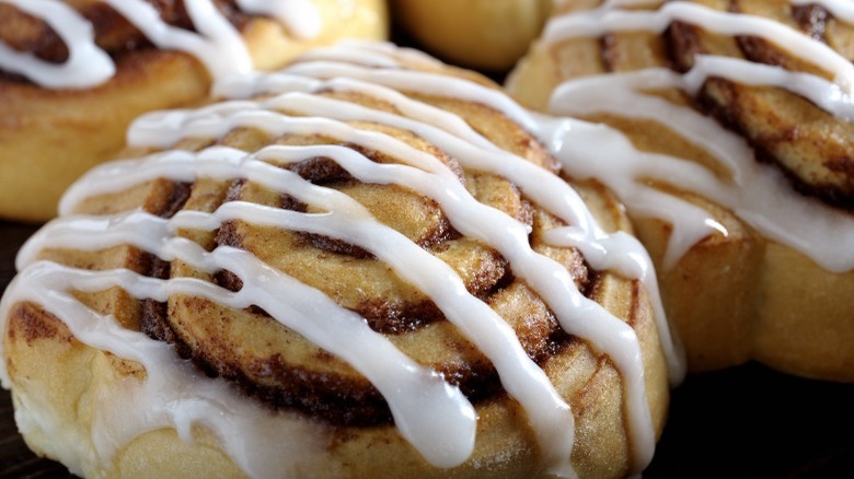 Icing on top of cinnamon rolls 