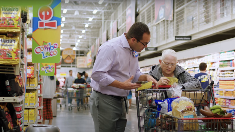 HEB employee speaking with HEB grocery shopper