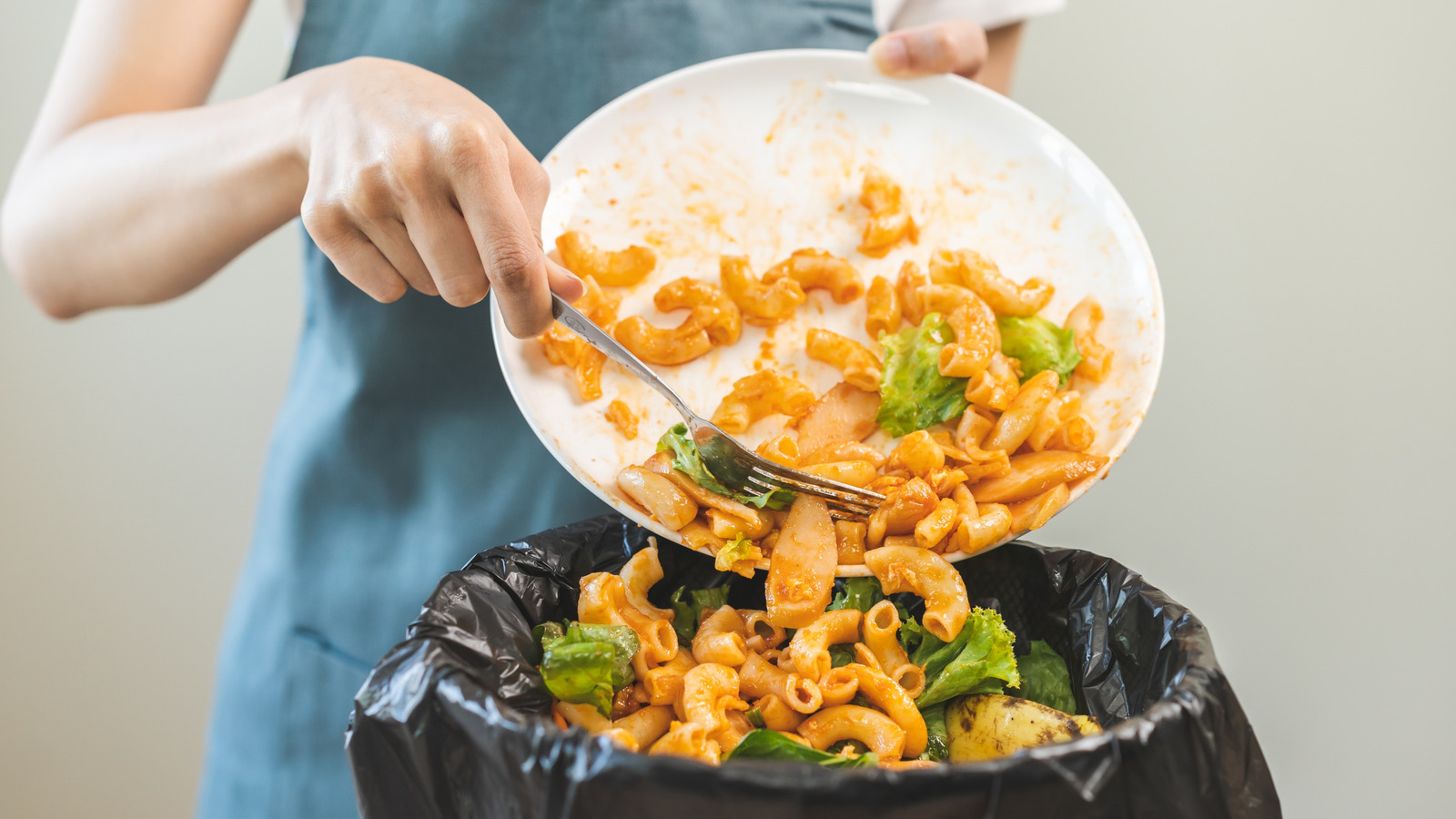 <a href="https://www.foodrepublic.com/1970053/illegal-throw-food-away-certain-states/" target="_blank">Why It’s Illegal For Commercial Retailers To Throw Food Away In Some States</a>
