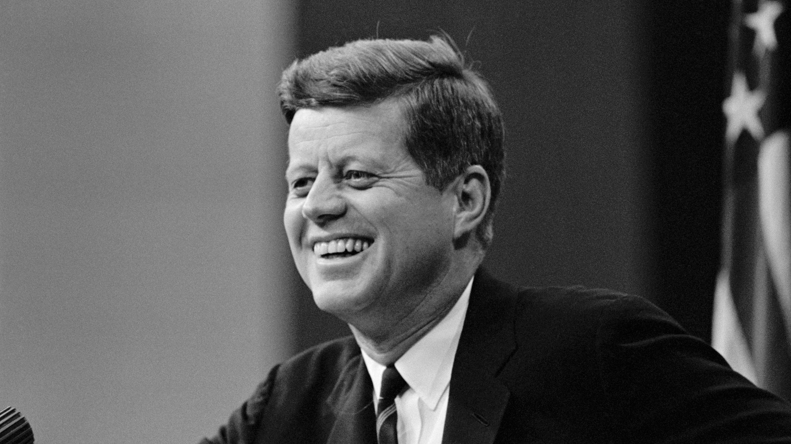 <a href="https://www.foodrepublic.com/2146894/john-f-kennedy-plain-foods/" target="_blank">Why John F Kennedy Ate Plain Foods</a>