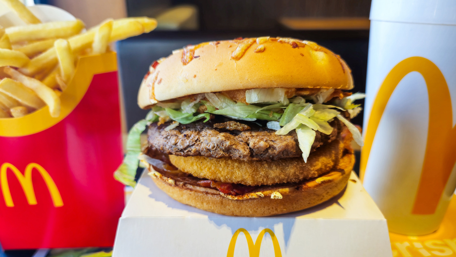 <a href="https://www.foodrepublic.com/1956293/why-mcdonalds-uses-dehydrated-onions-burgers/" target="_blank">Why McDonald’s Uses Dehydrated Onions For Its Burgers Over Fresh</a>
