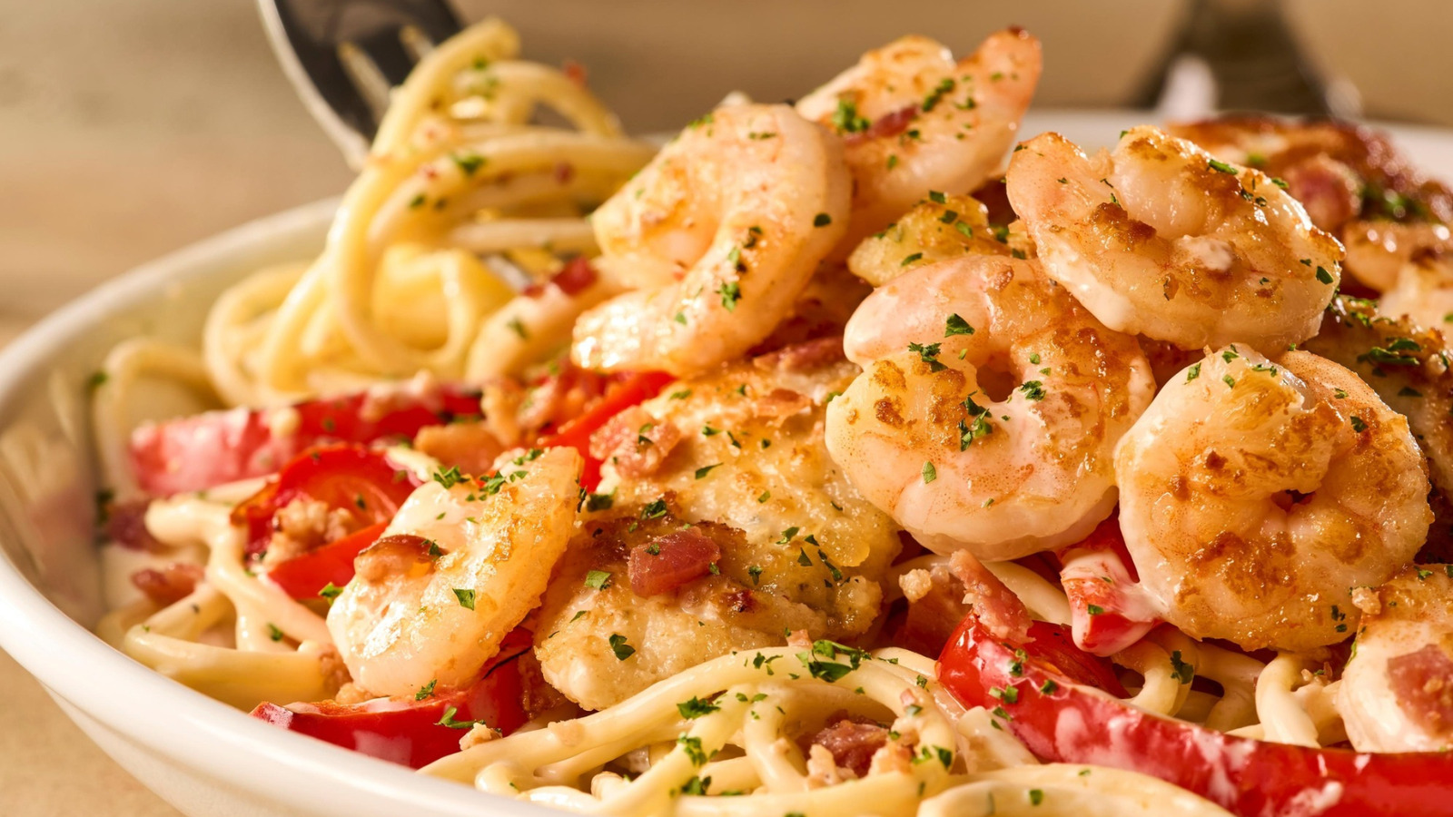 <a href="https://www.foodrepublic.com/1957759/why-olive-garden-carbonara-sauce-alfredo/" target="_blank">Why Olive Garden’s Carbonara Sauce Is More Of An Alfredo</a>
