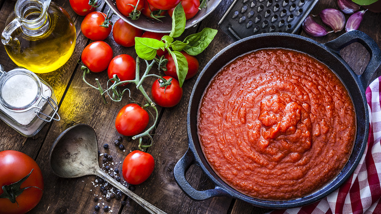 marinara sauce with ingredients