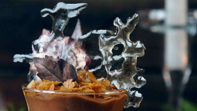 Isomalt decoration on pudding dish