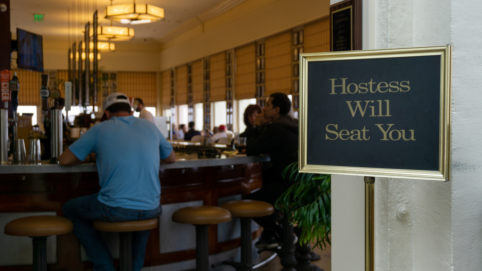 Why Restaurants (Rightfully) Refuse To Seat Parties