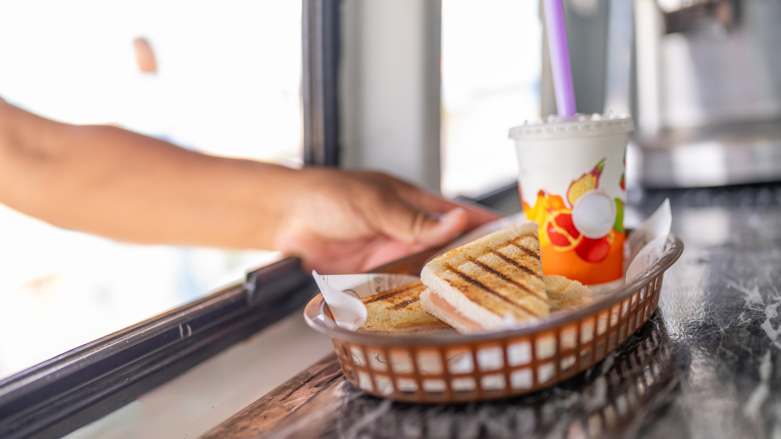 <a href="https://www.foodrepublic.com/2075755/fast-food-restaurant-basket-explained/" target="_blank">Why Some Fast Food Restaurants Serve Items In A Basket</a>