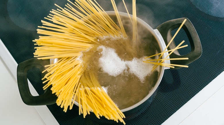 Boiling pasta with foam