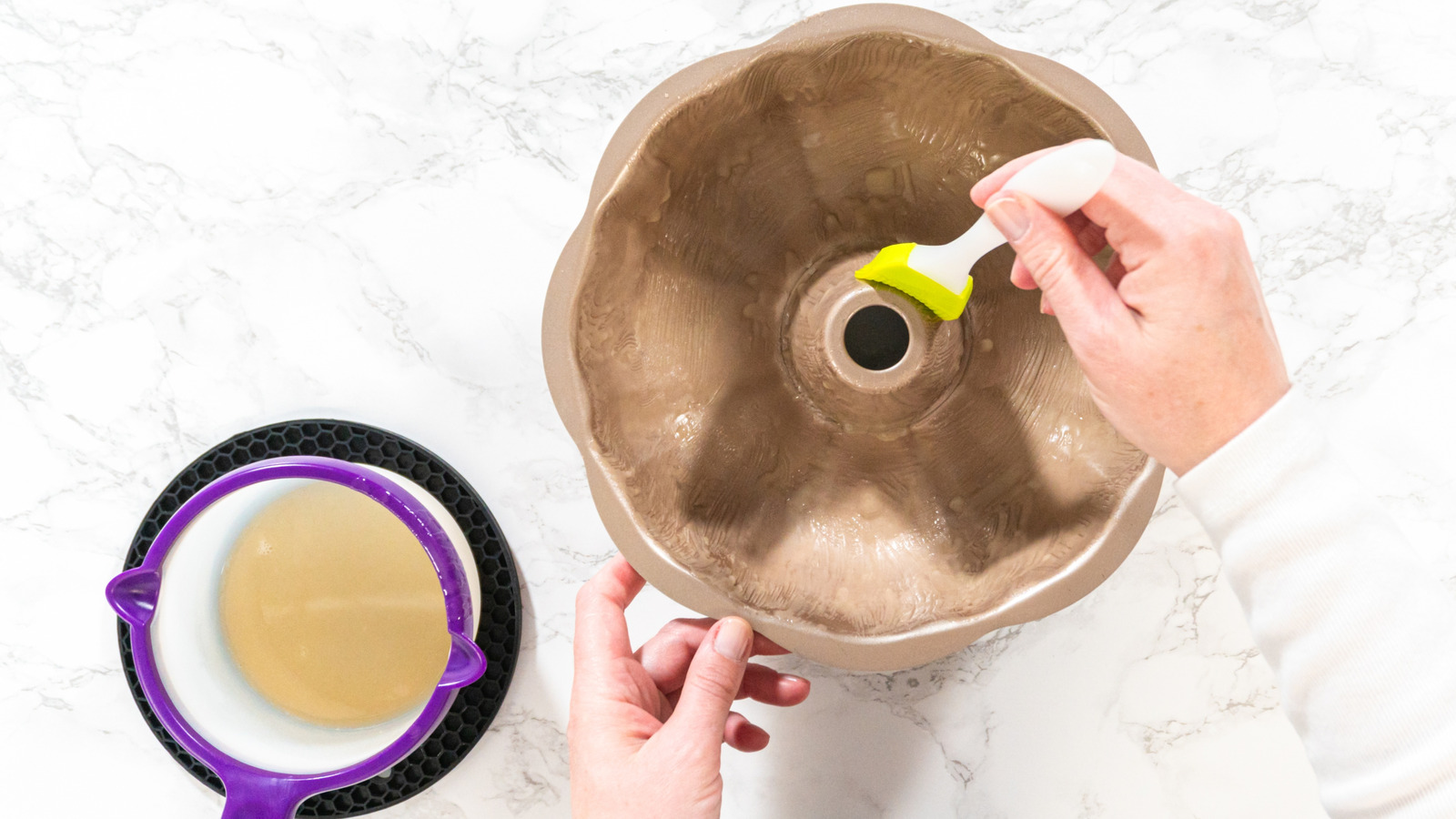 <a href="https://www.foodrepublic.com/1858014/why-you-shouldnt-grease-cake-pan-butter/" target="_blank">Why Using Butter To Grease A Cake Pan Can Be Problematic — And What You Can Do To Make It Work</a>