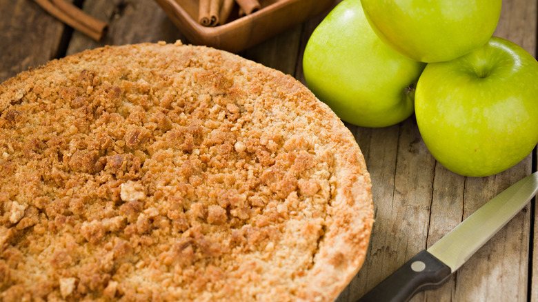 Dutch apple pie and apples