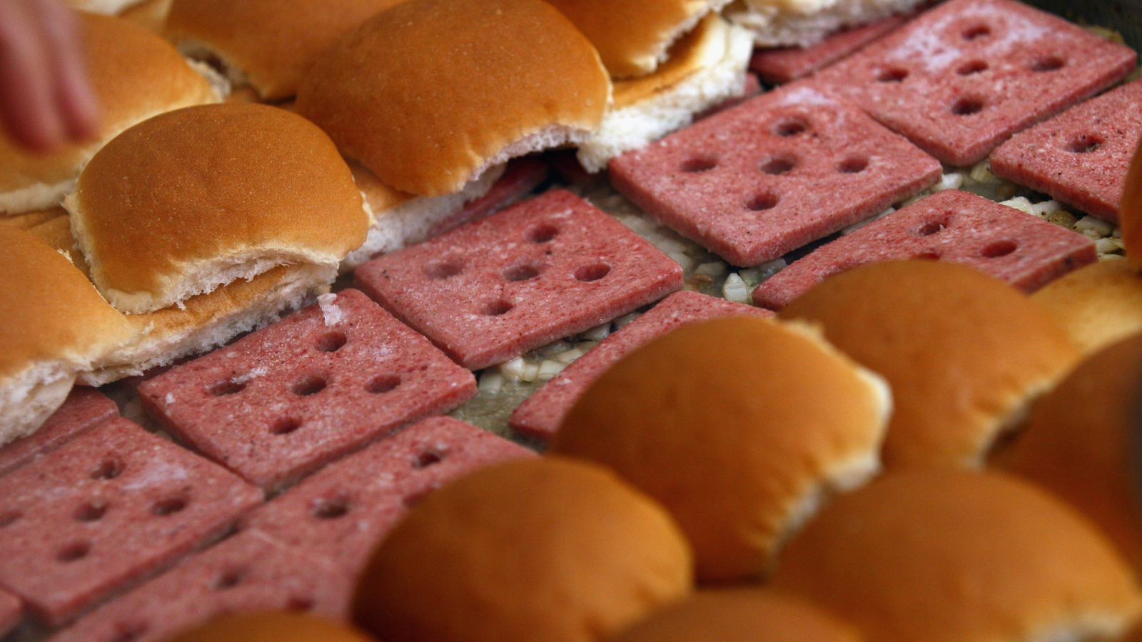 <a href="https://www.foodrepublic.com/2203510/white-castle-burger-patties-holes/" target="_blank">Why White Castle Burger Patties Have Holes In Them</a>