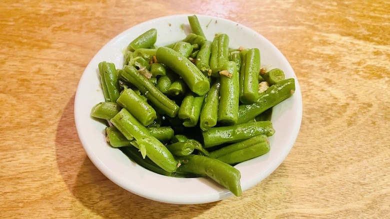 Texas Roadhouse's green beans in a white bowl.