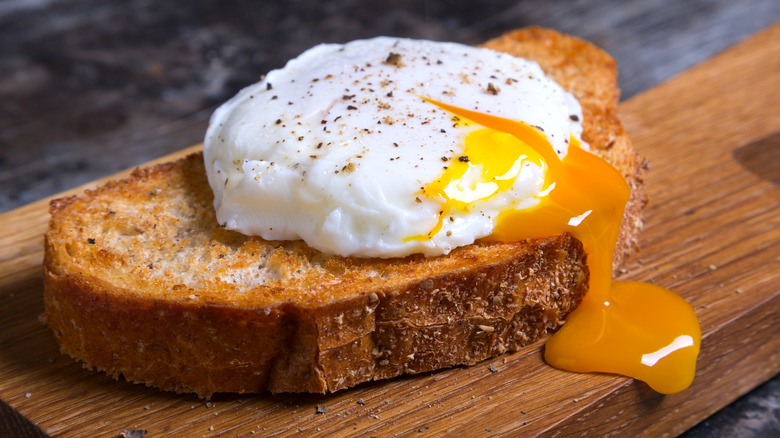 Poached egg on toast 