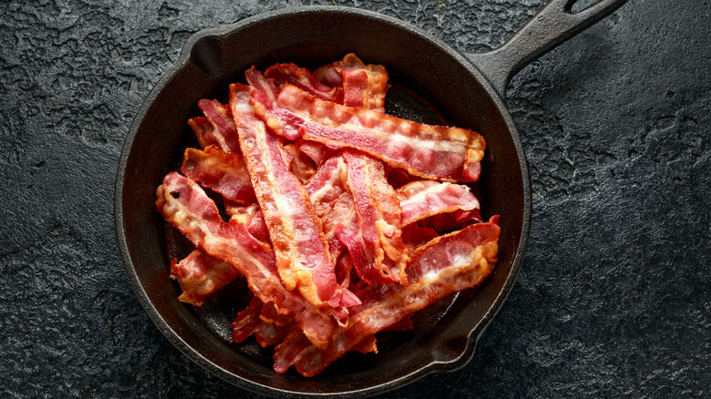 https://www.foodrepublic.com/img/gallery/why-you-should-never-use-a-hot-pan-to-cook-bacon/intro-1701365347.jpg