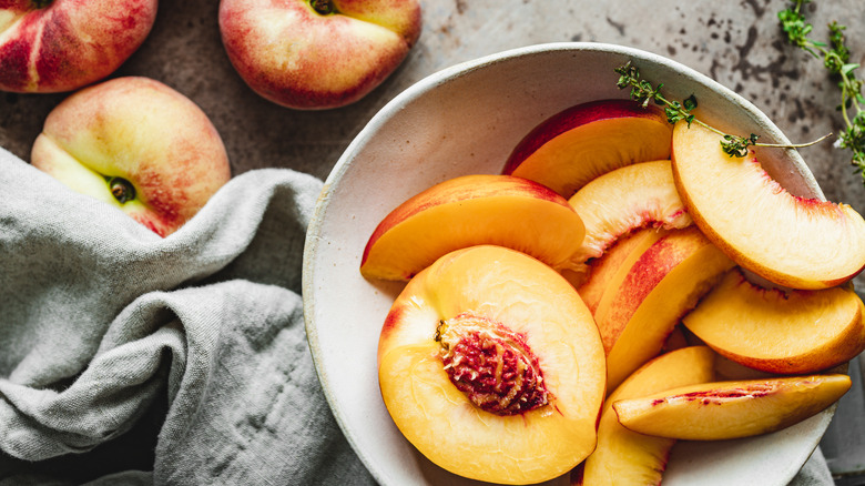 peaches in bowl