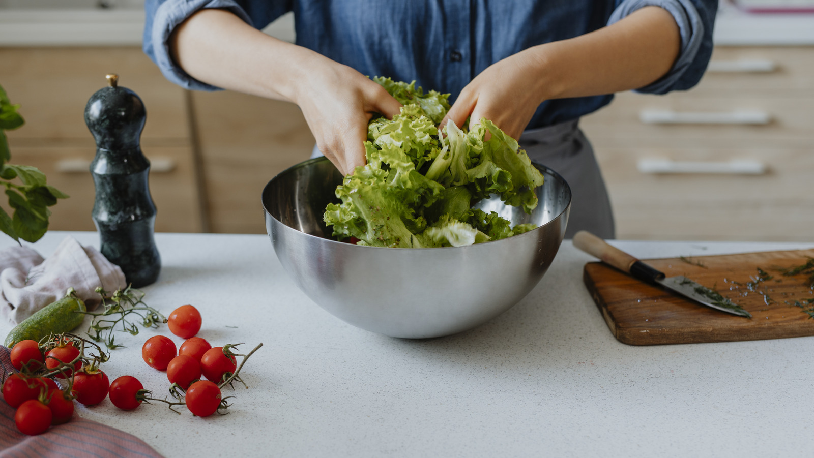 <a href="https://www.foodrepublic.com/1736625/use-hands-mix-serve-salad/" target="_blank">Why You Should Use Your Hands To Mix And Serve Salad</a>