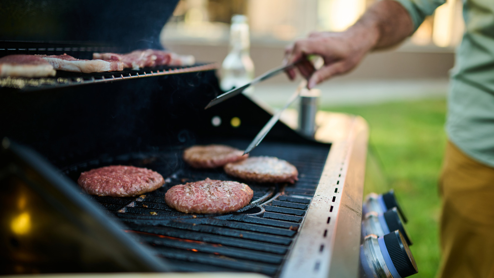 Why You Shouldn't Grill Food On Rusty Grates