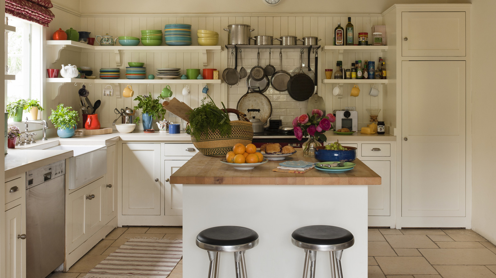 <a href="https://www.foodrepublic.com/1803432/island-small-kitchen-dos-donts/" target="_blank">Why You Shouldn’t Have An Island In A Small Kitchen</a>