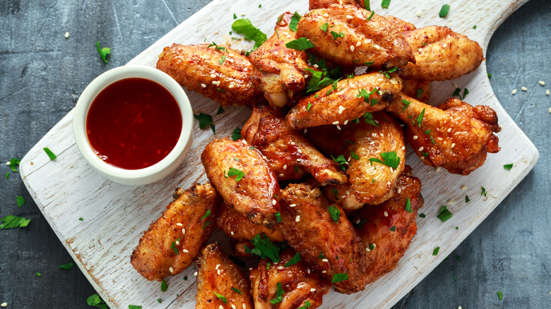 chicken wings with dipping sauce