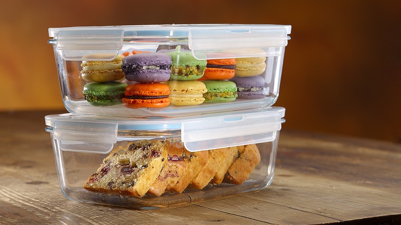 Airtight container of macarons