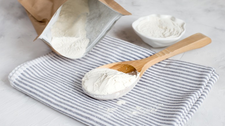 Xanthan gum on spoon