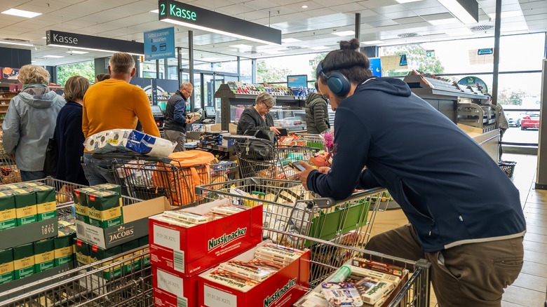 Customers waiting with their shopping cart in Aldi