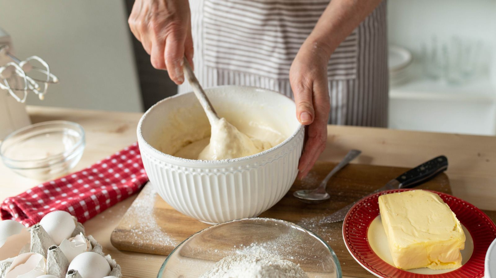 <a href="https://www.foodrepublic.com/1841740/how-long-cake-batter-keep-in-fridge/" target="_blank">Yes, You Can Refrigerate Cake Batter, But For How Long?</a>