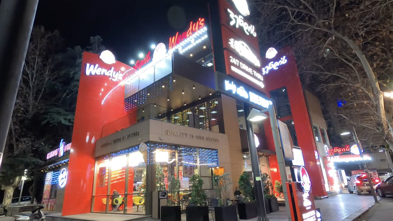 Exterior of biggest Wendy's location in Georgia