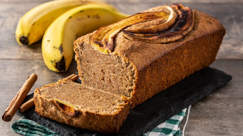 A loaf of banana bread with bananas 