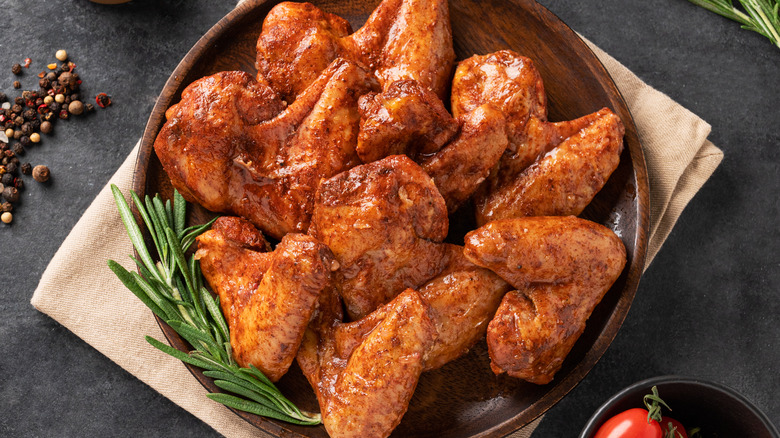 Top-view of chicken wings in a black bowl